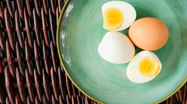 Telur 3/4 Matang: Kenikmatan Sempurna dengan Kuning Telur Lumer yang Menggoda